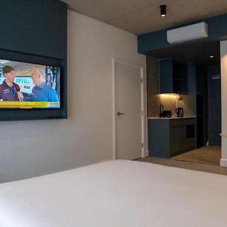 Value Suites Penrith Bagian luar foto