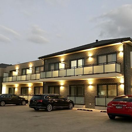 Value Suites Penrith Bagian luar foto