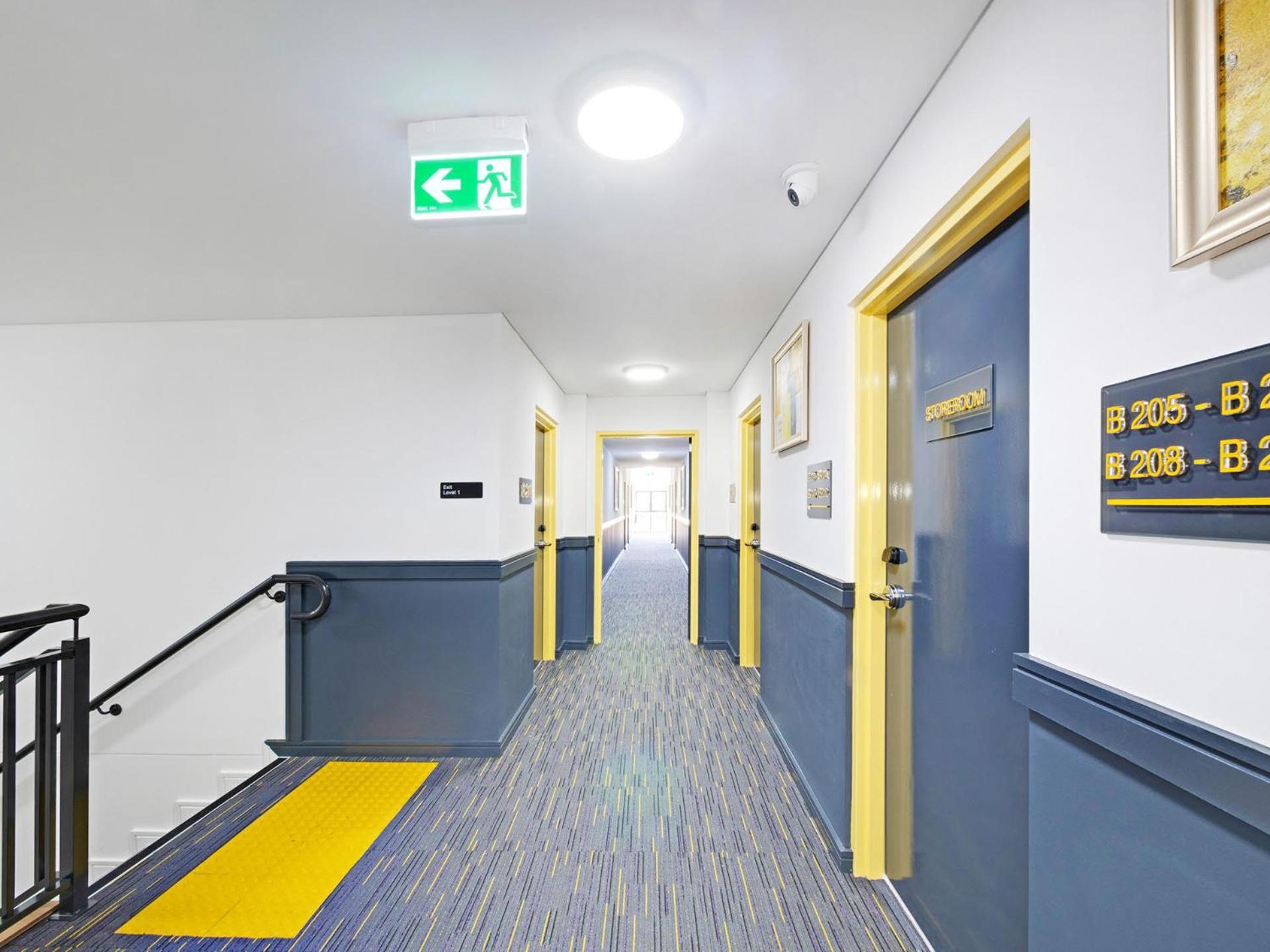 Value Suites Penrith Bagian luar foto