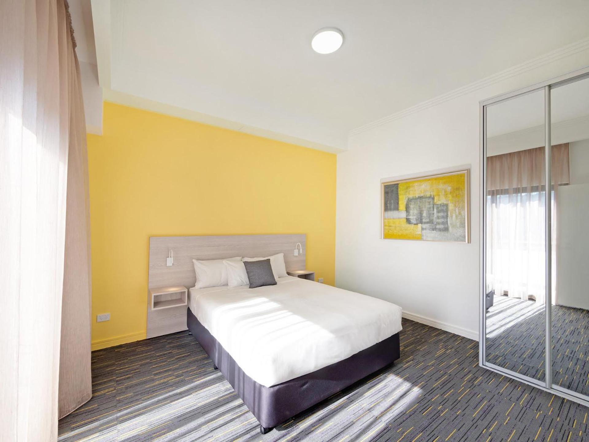 Value Suites Penrith Bagian luar foto