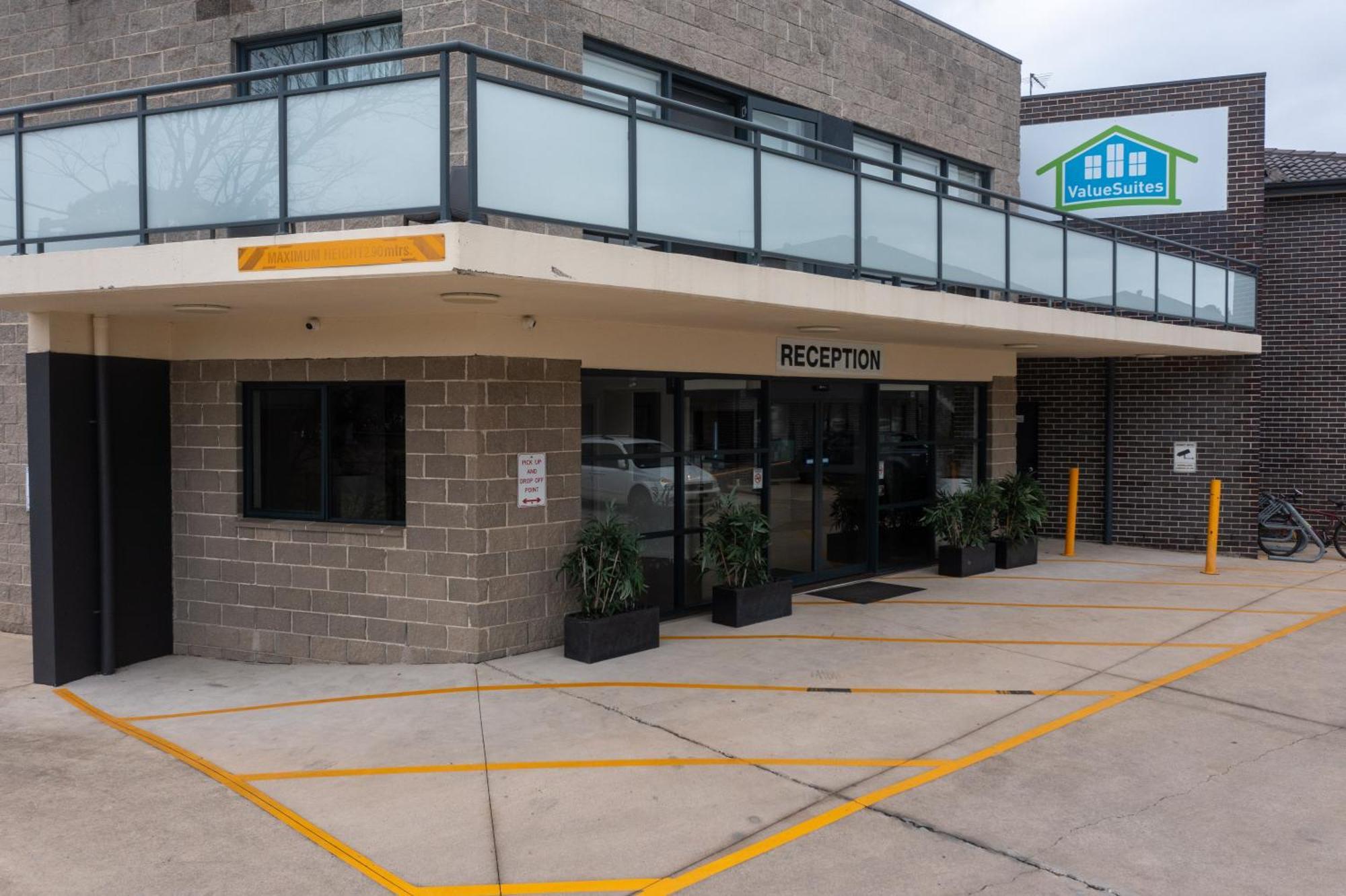 Value Suites Penrith Bagian luar foto
