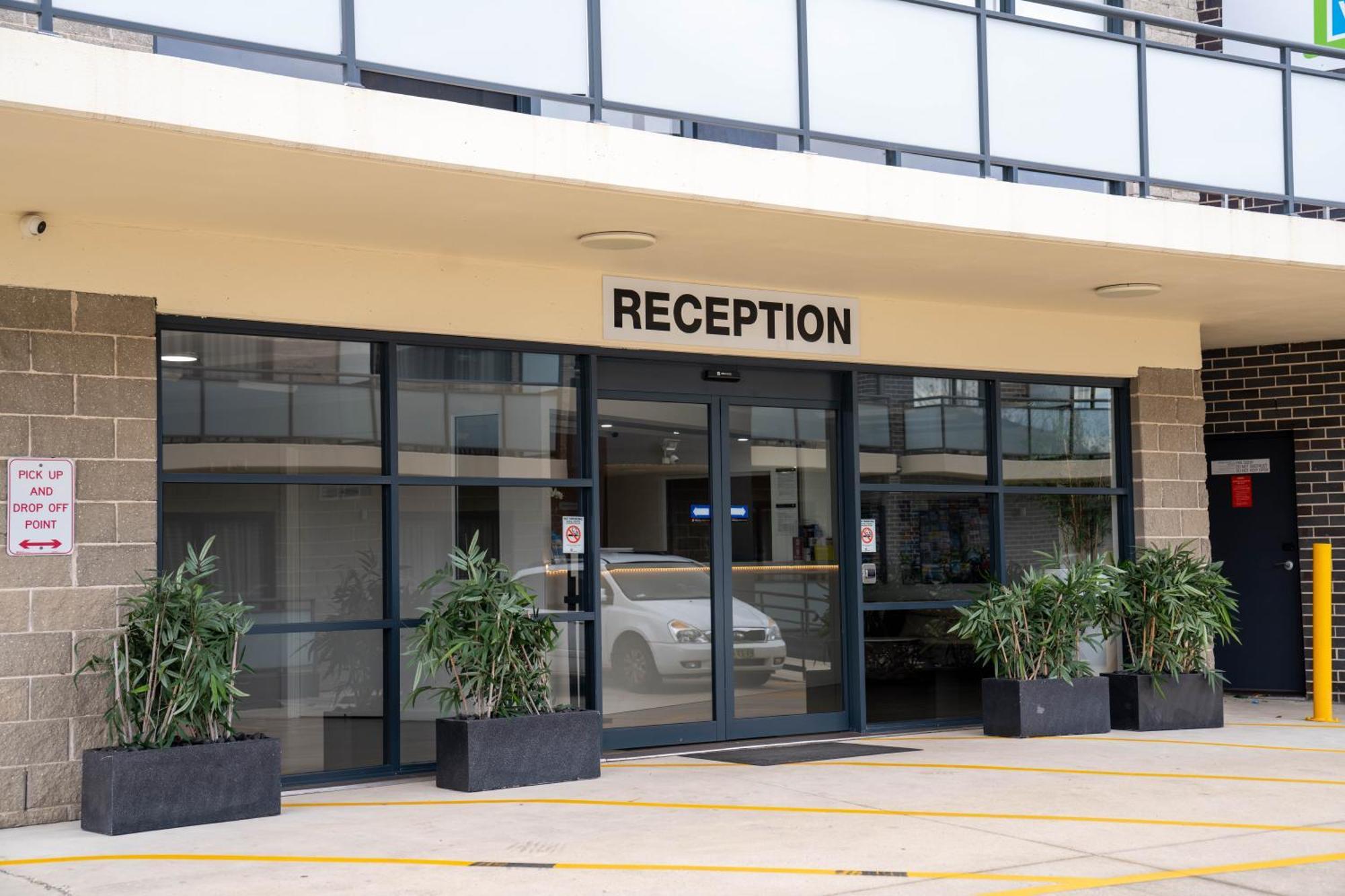 Value Suites Penrith Bagian luar foto