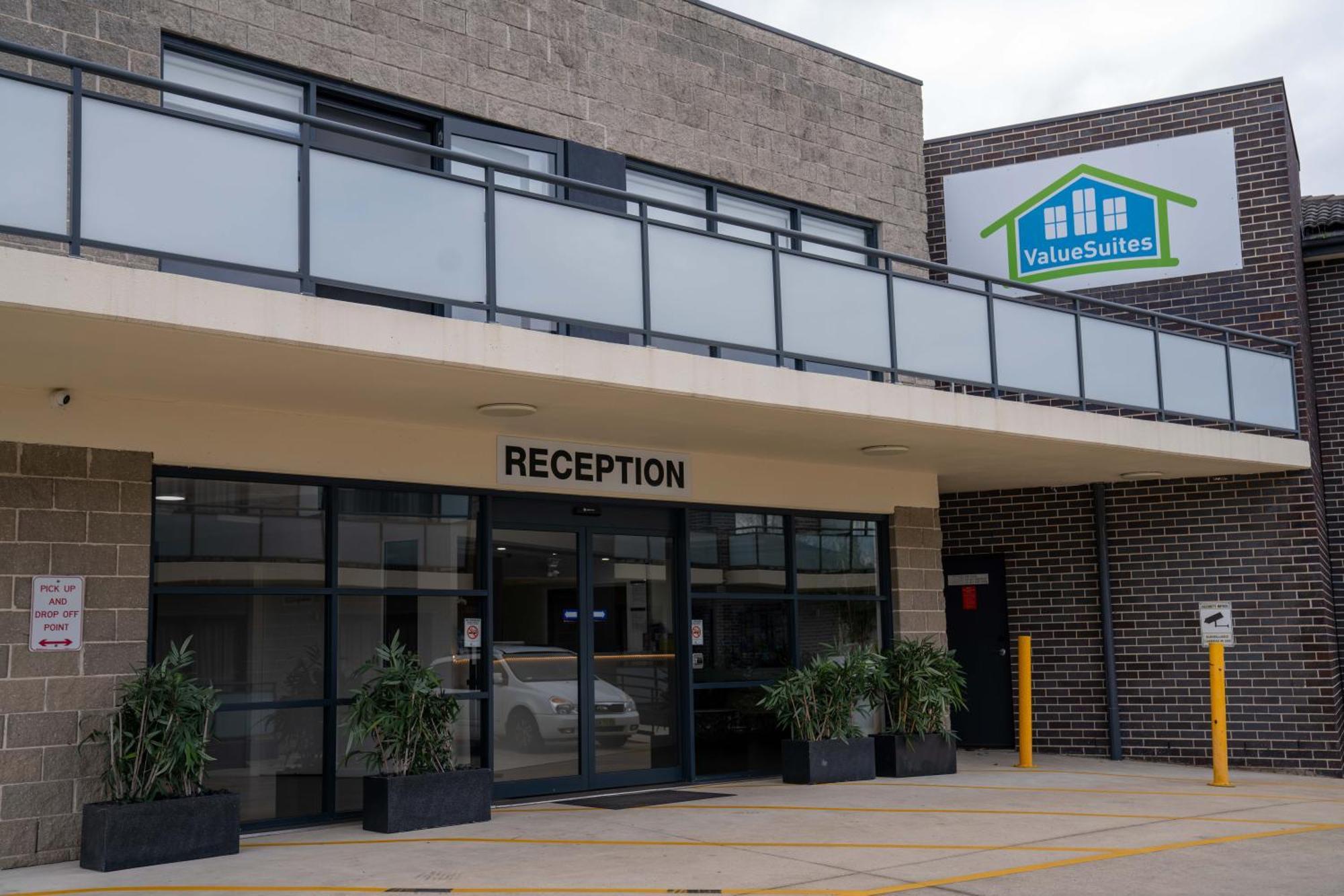 Value Suites Penrith Bagian luar foto
