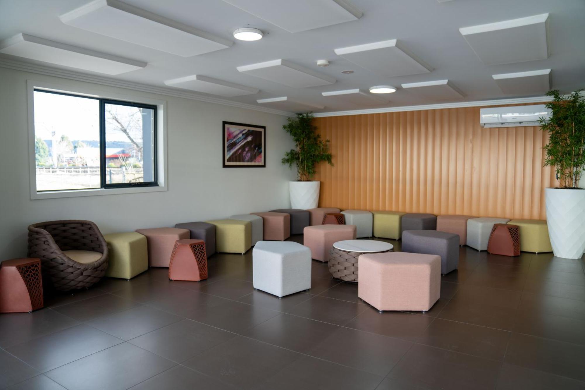 Value Suites Penrith Bagian luar foto