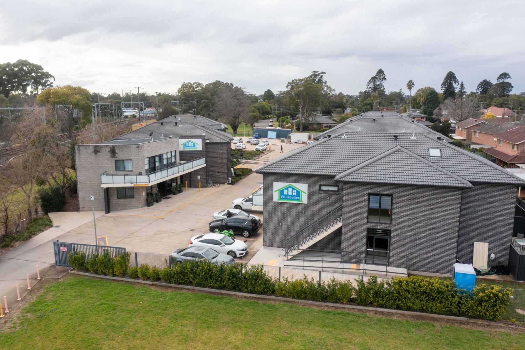 Value Suites Penrith Bagian luar foto