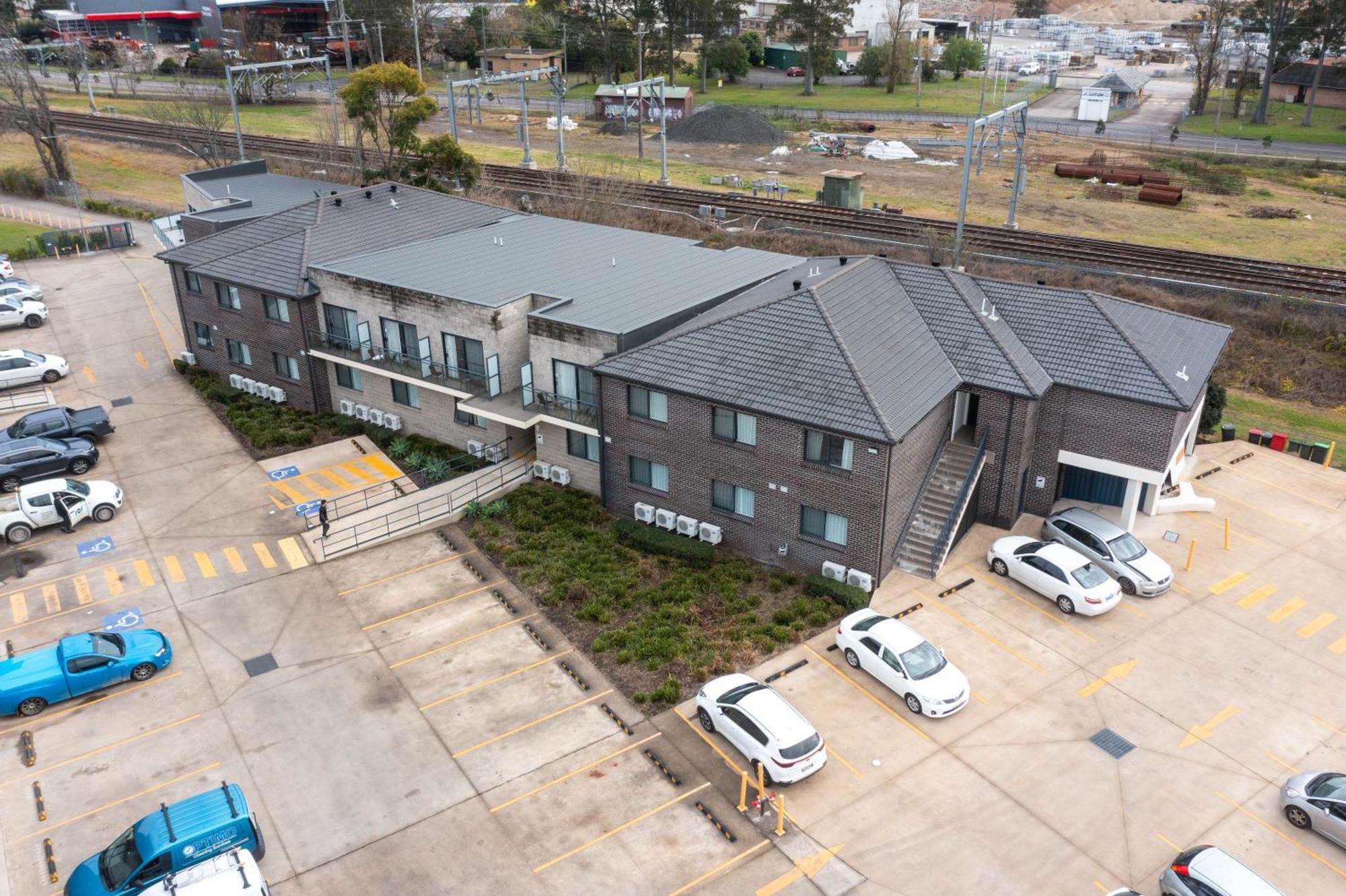 Value Suites Penrith Bagian luar foto