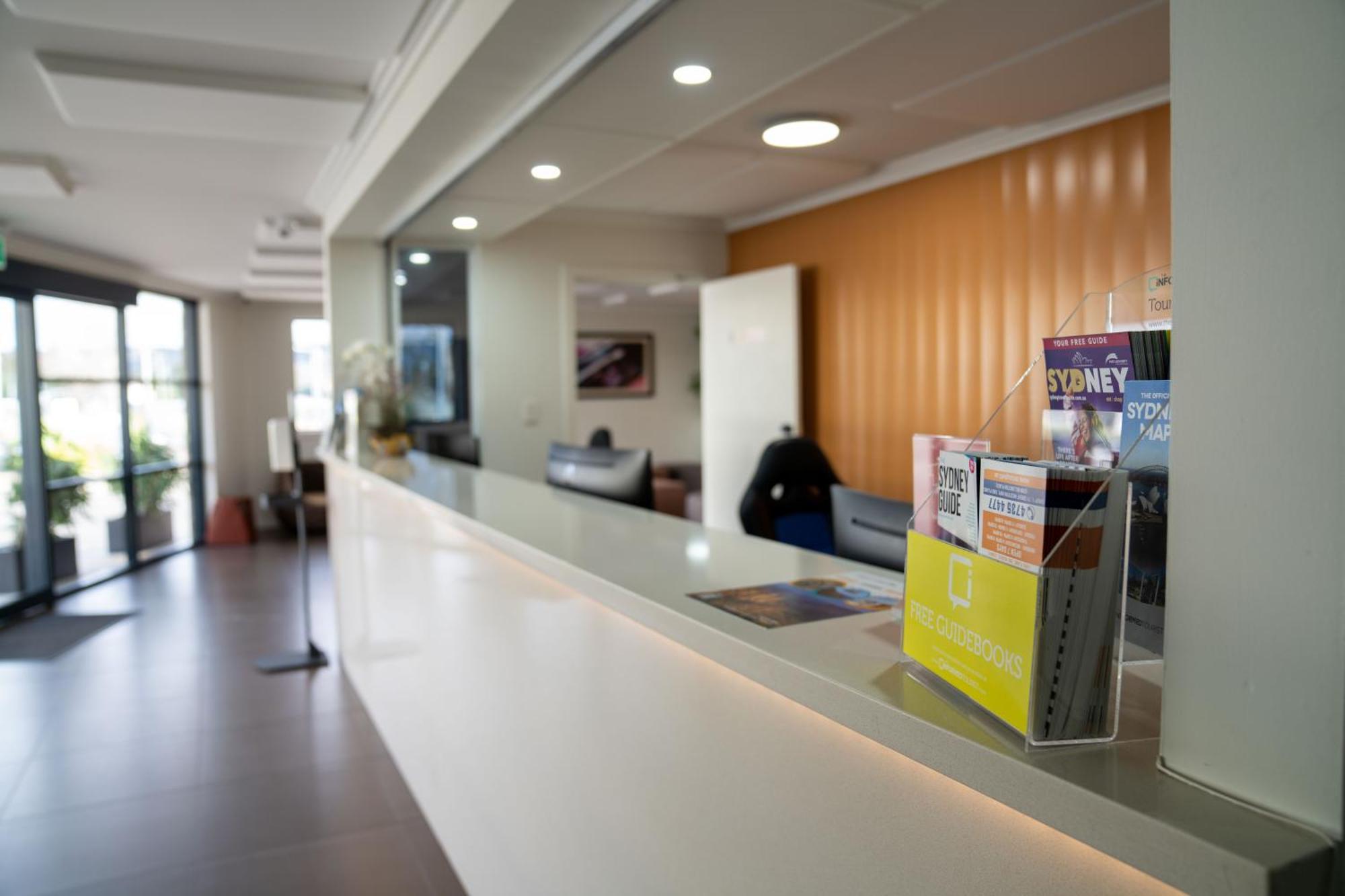 Value Suites Penrith Bagian luar foto