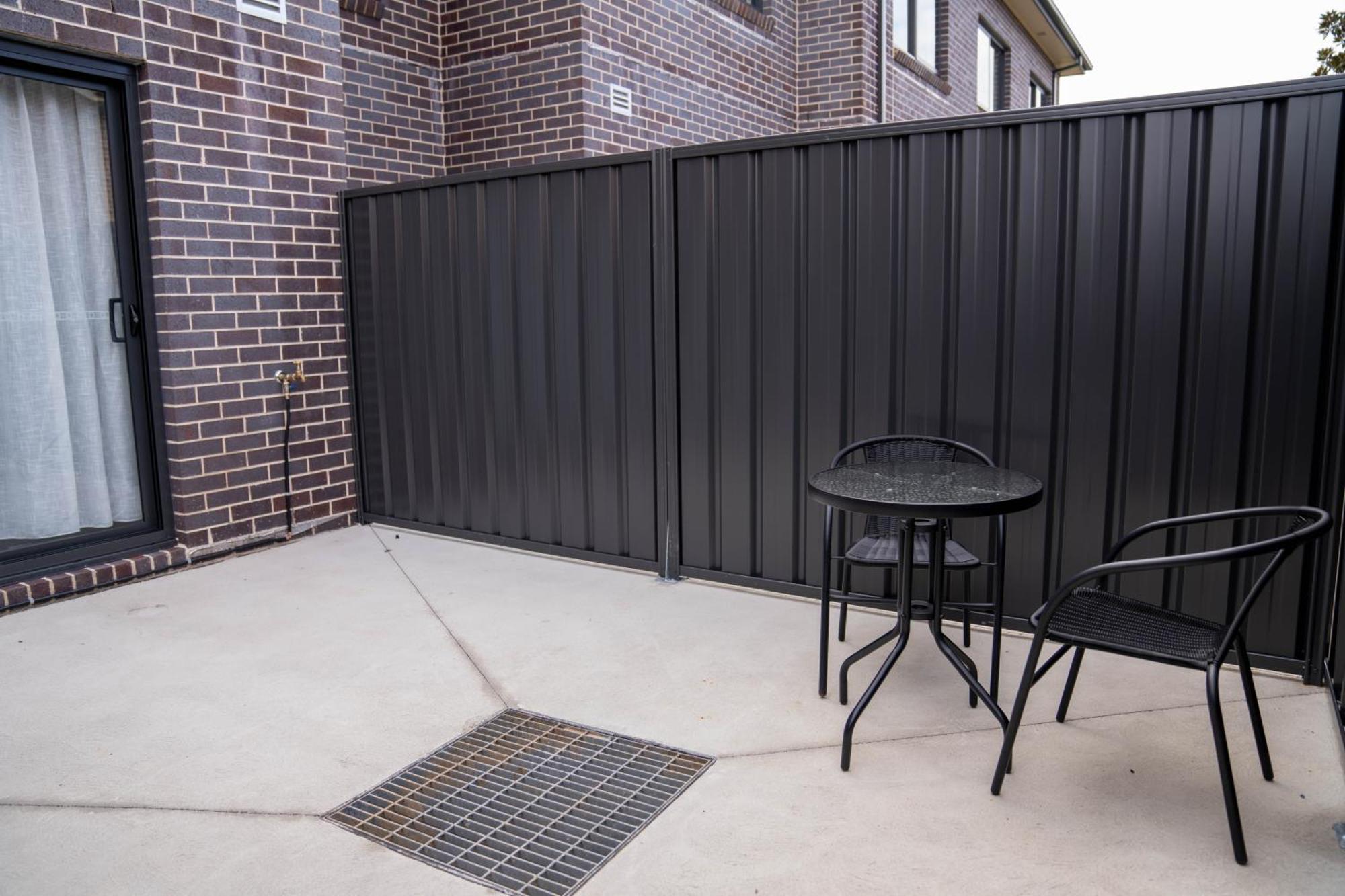 Value Suites Penrith Bagian luar foto
