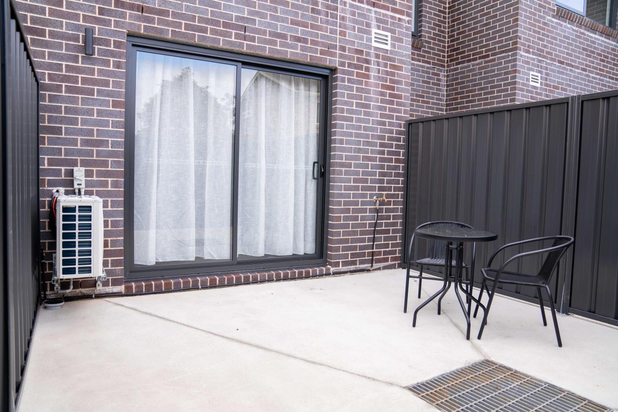 Value Suites Penrith Bagian luar foto