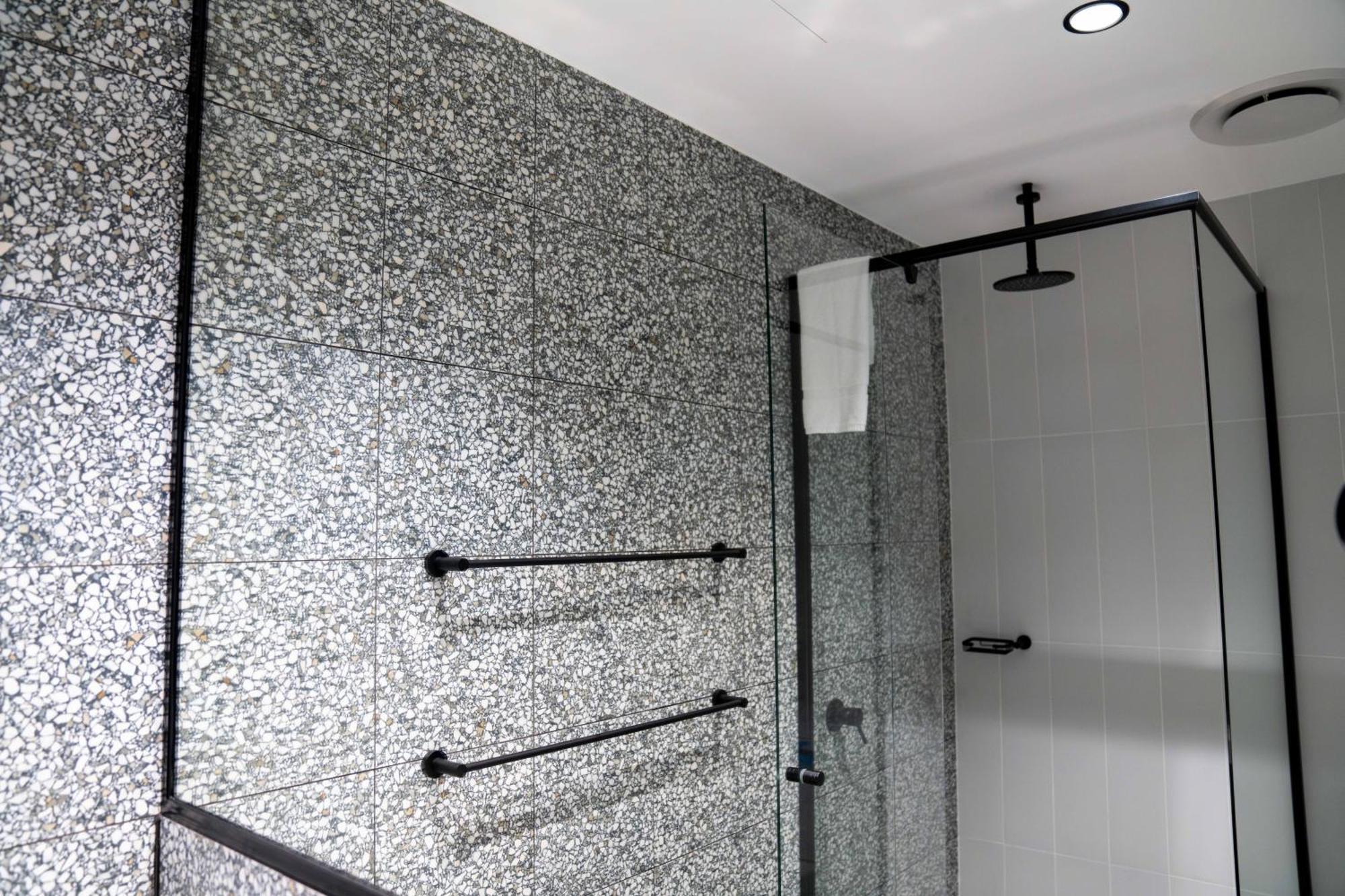 Value Suites Penrith Bagian luar foto