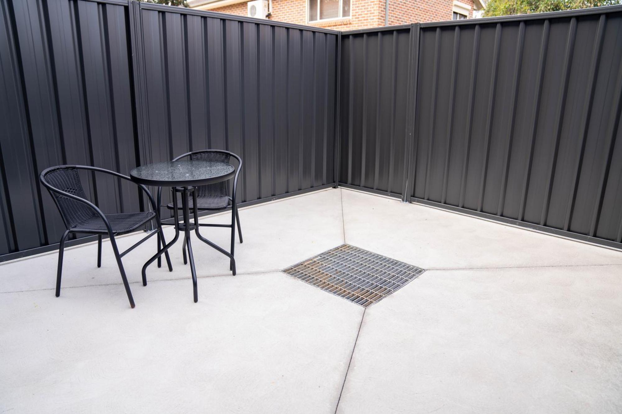 Value Suites Penrith Bagian luar foto