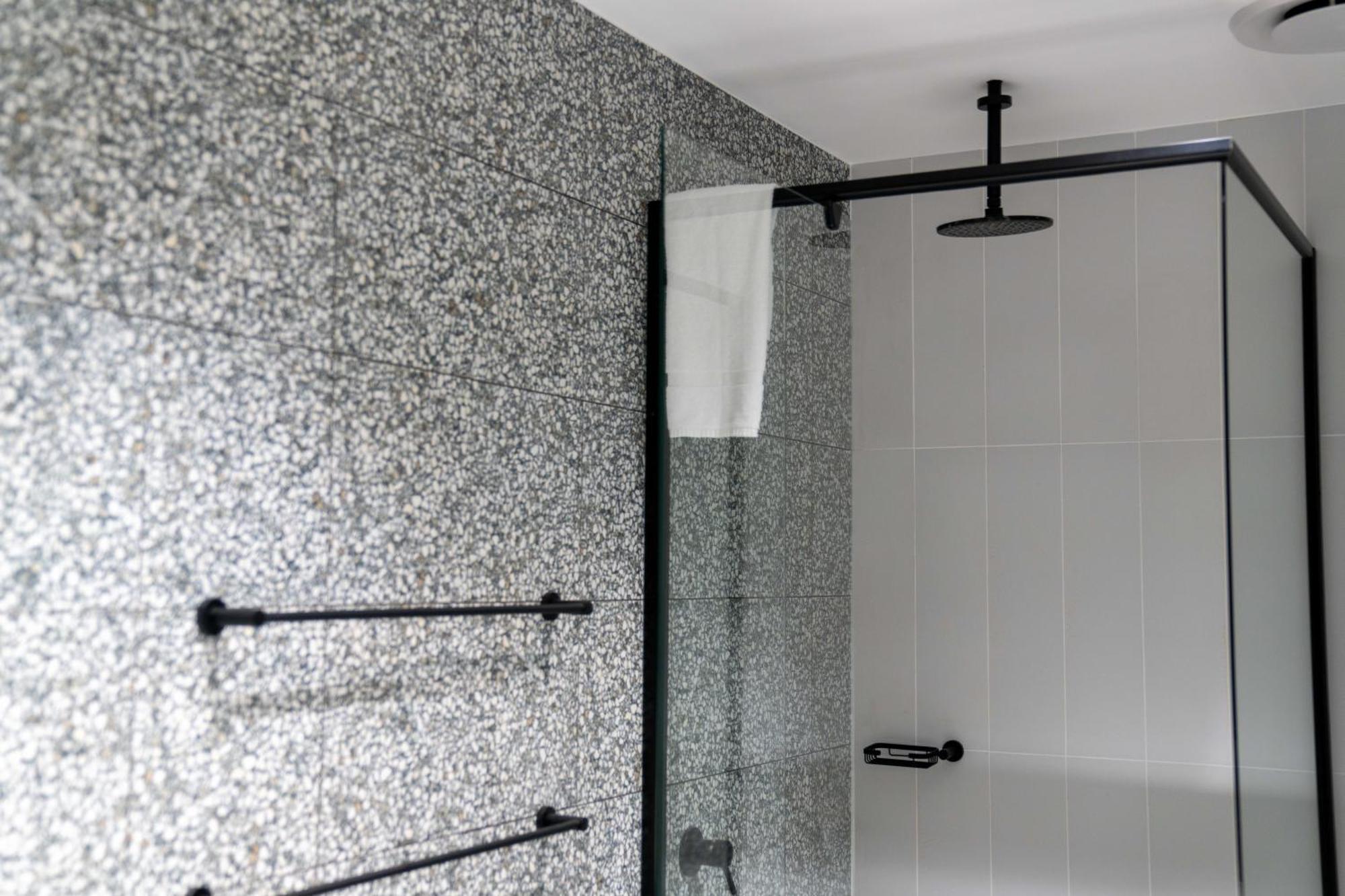 Value Suites Penrith Bagian luar foto