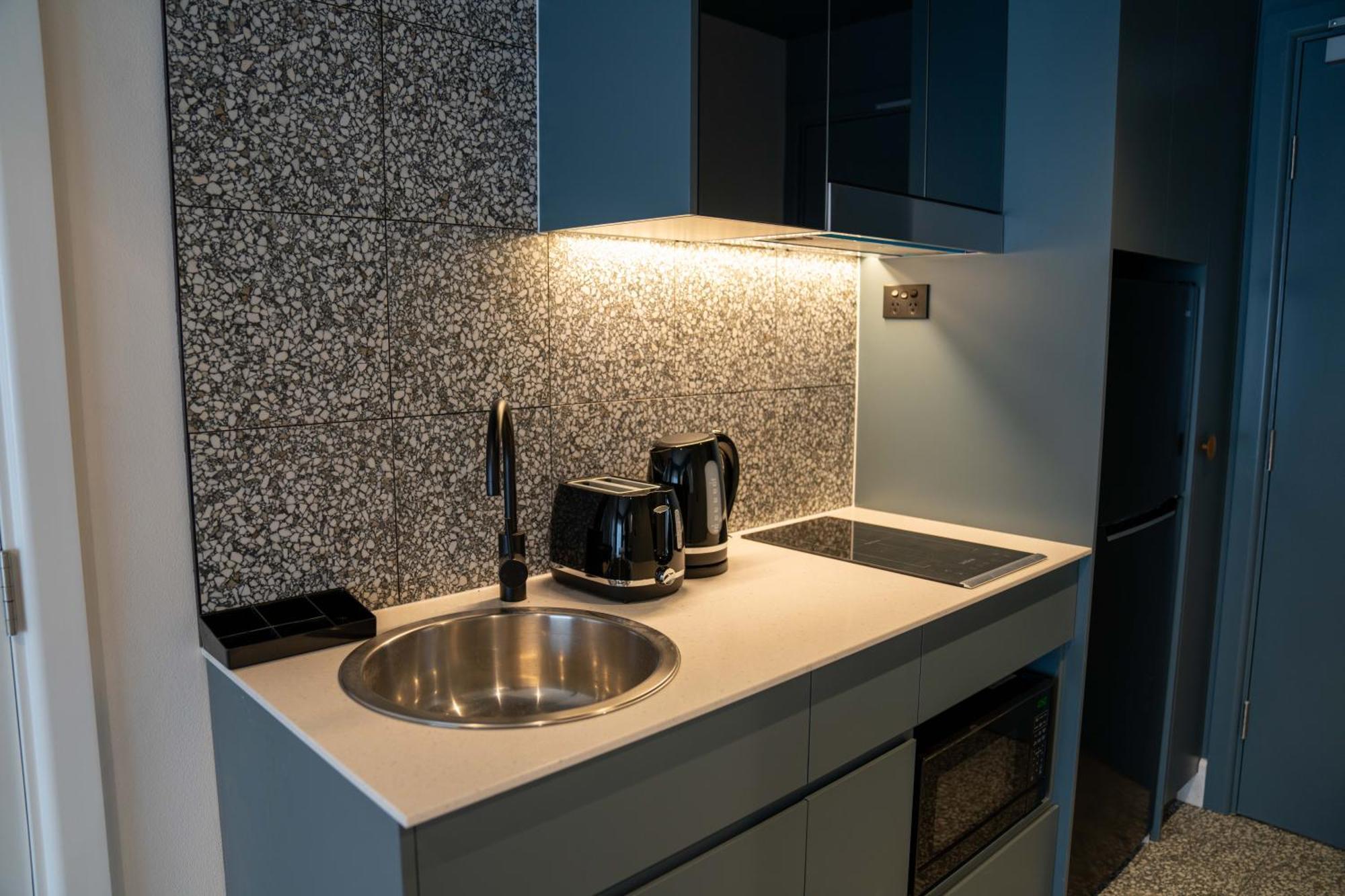 Value Suites Penrith Bagian luar foto