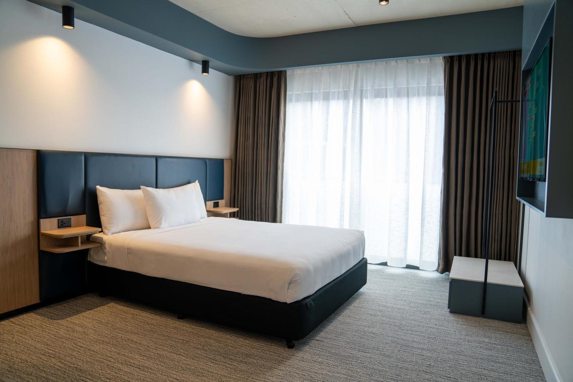 Value Suites Penrith Bagian luar foto