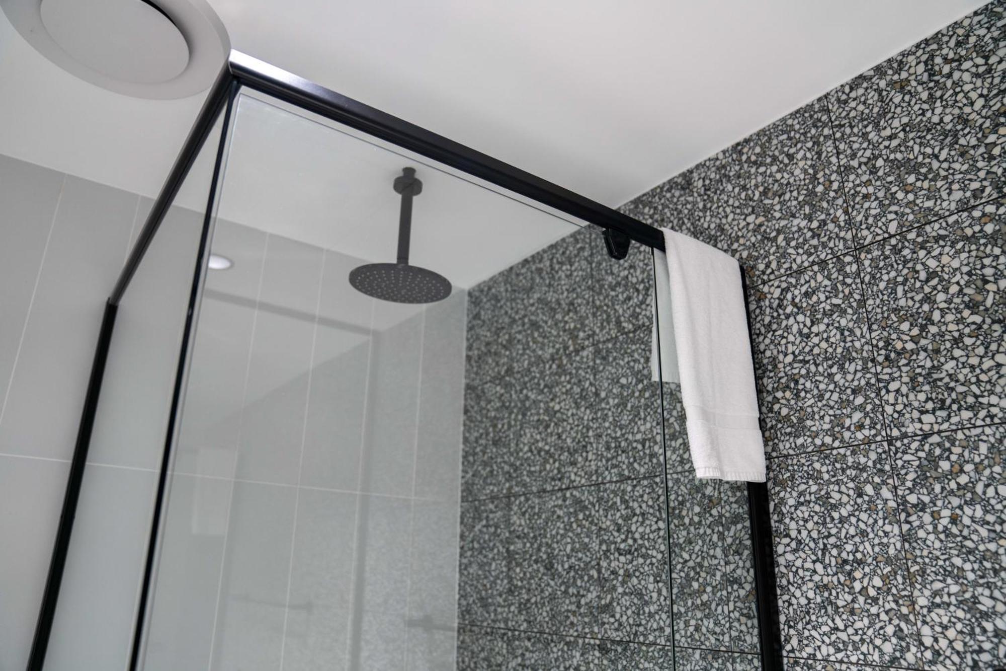 Value Suites Penrith Bagian luar foto