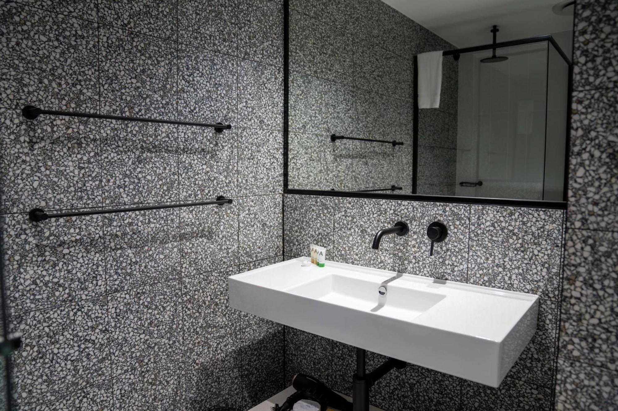 Value Suites Penrith Bagian luar foto
