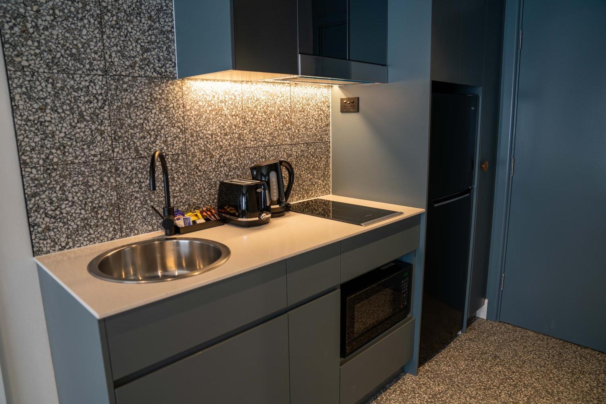 Value Suites Penrith Bagian luar foto