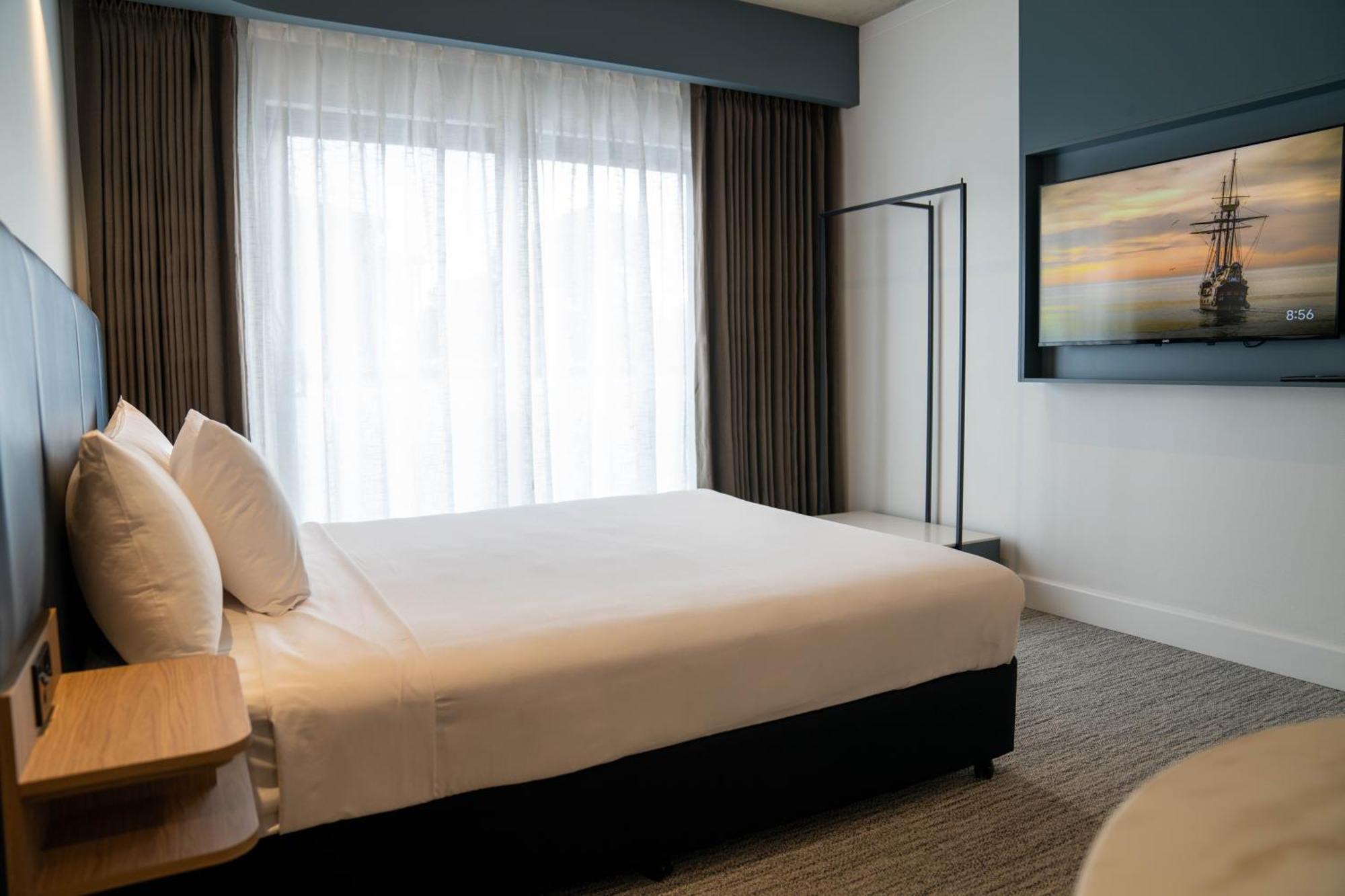 Value Suites Penrith Bagian luar foto