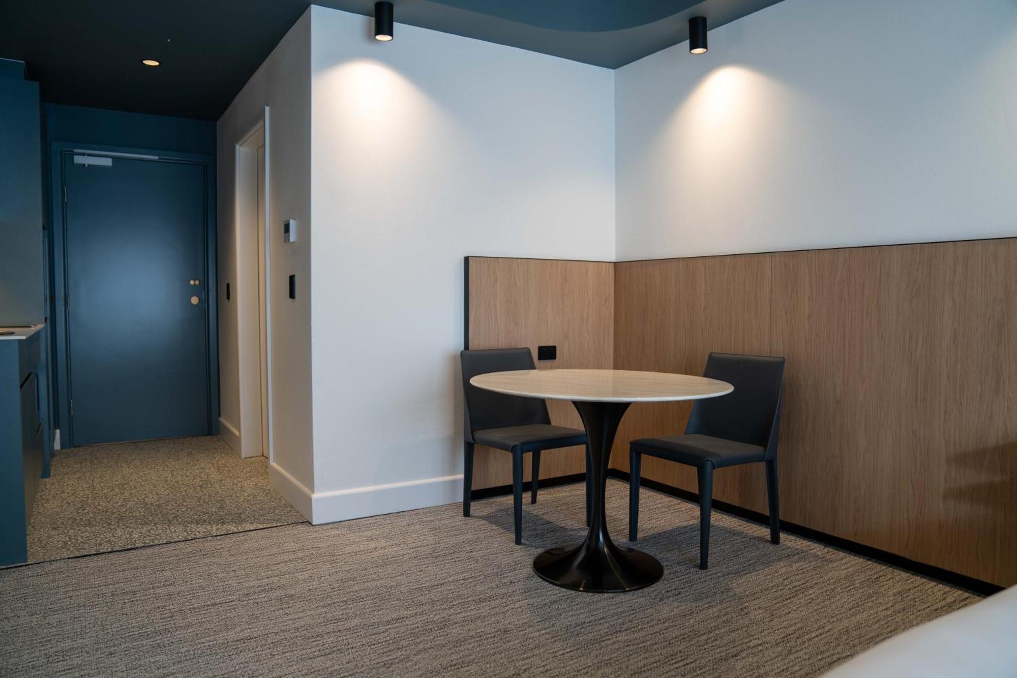 Value Suites Penrith Bagian luar foto