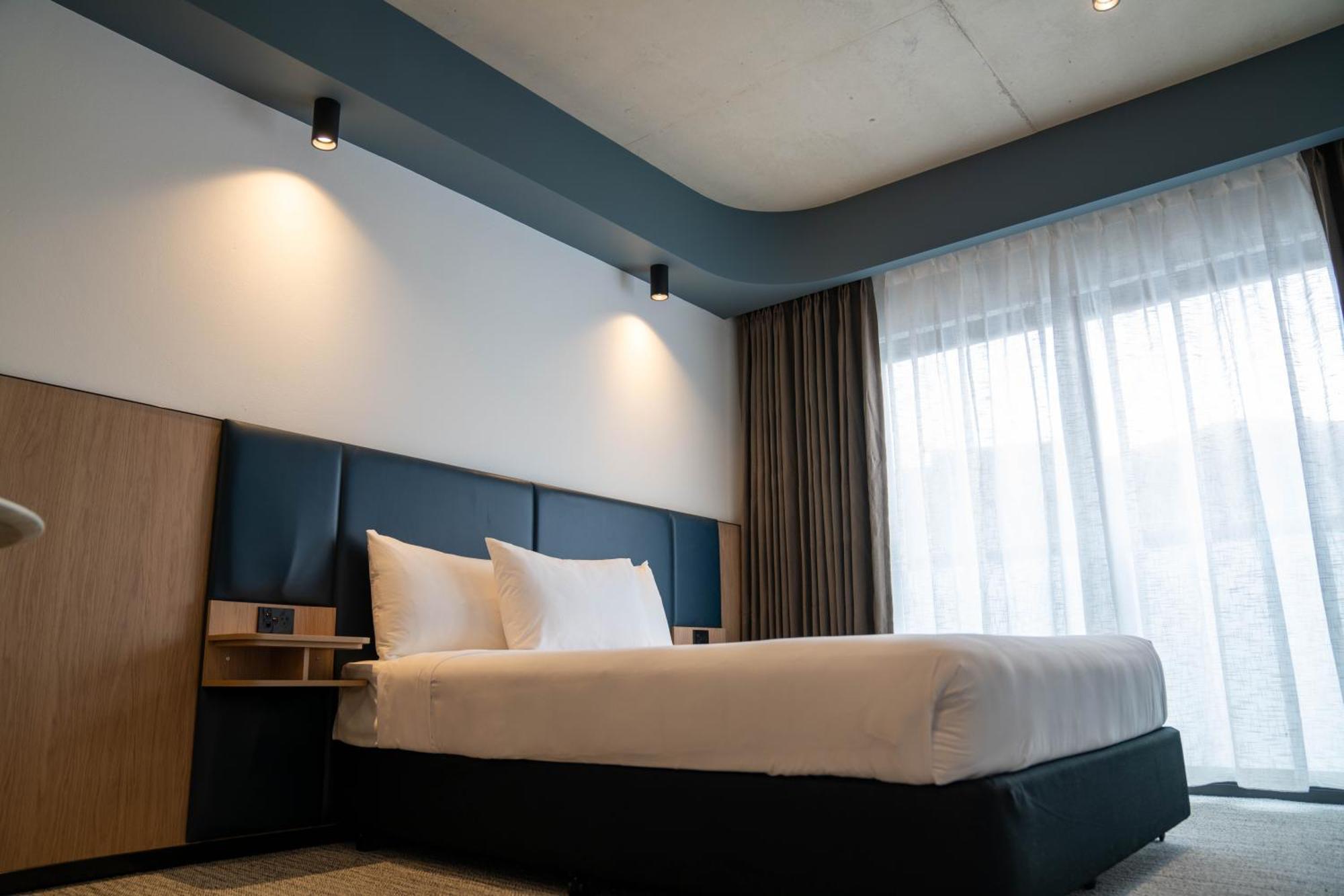 Value Suites Penrith Bagian luar foto