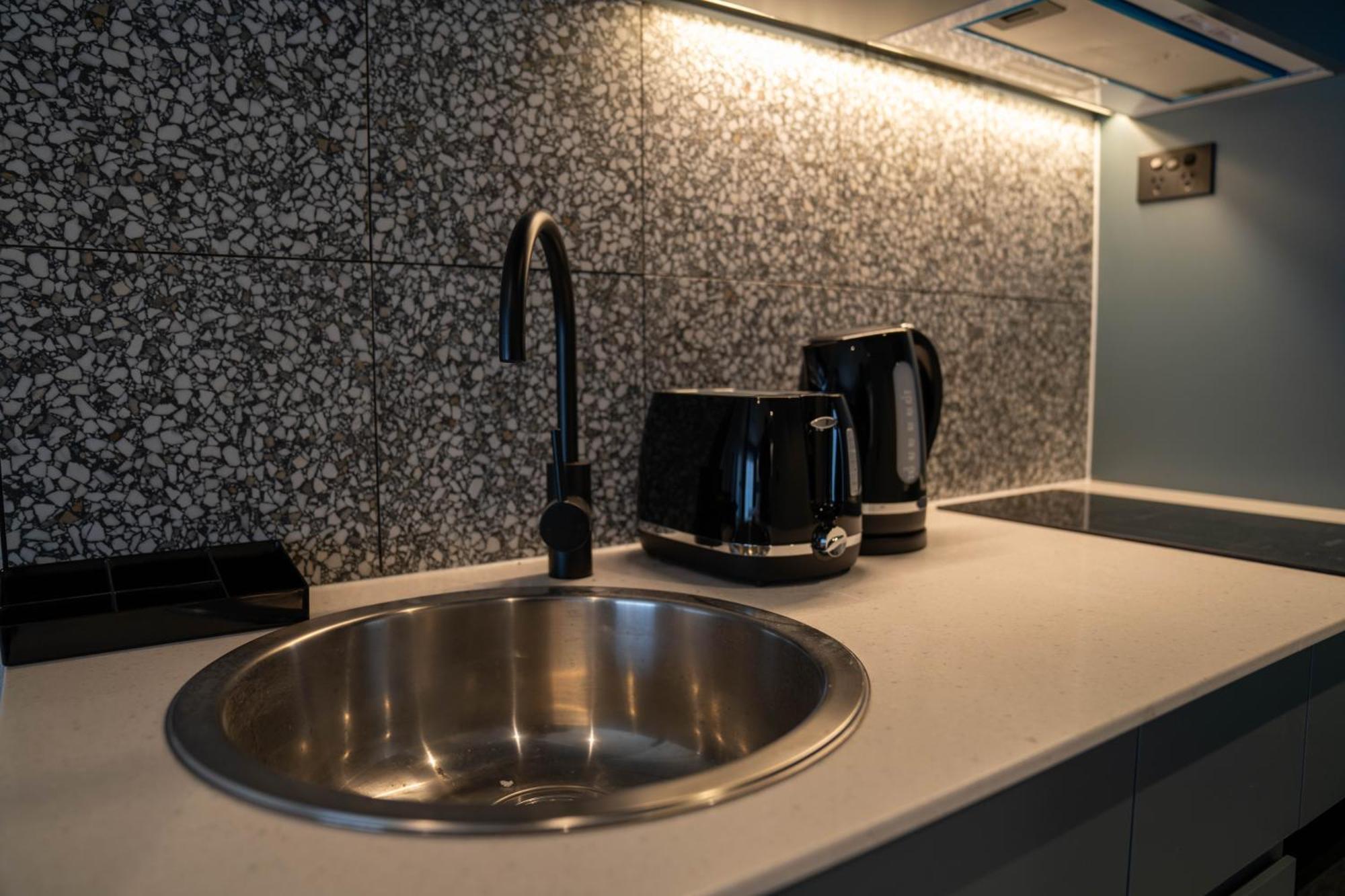 Value Suites Penrith Bagian luar foto