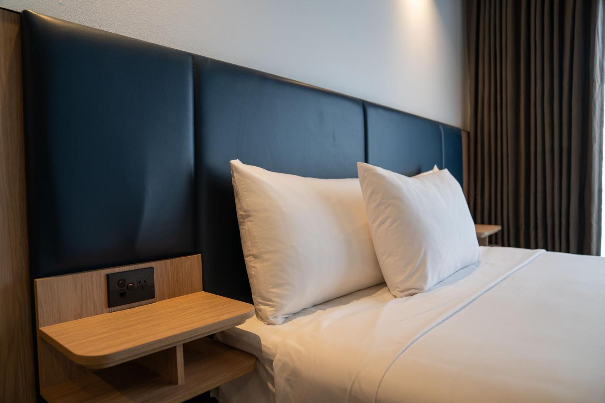 Value Suites Penrith Bagian luar foto