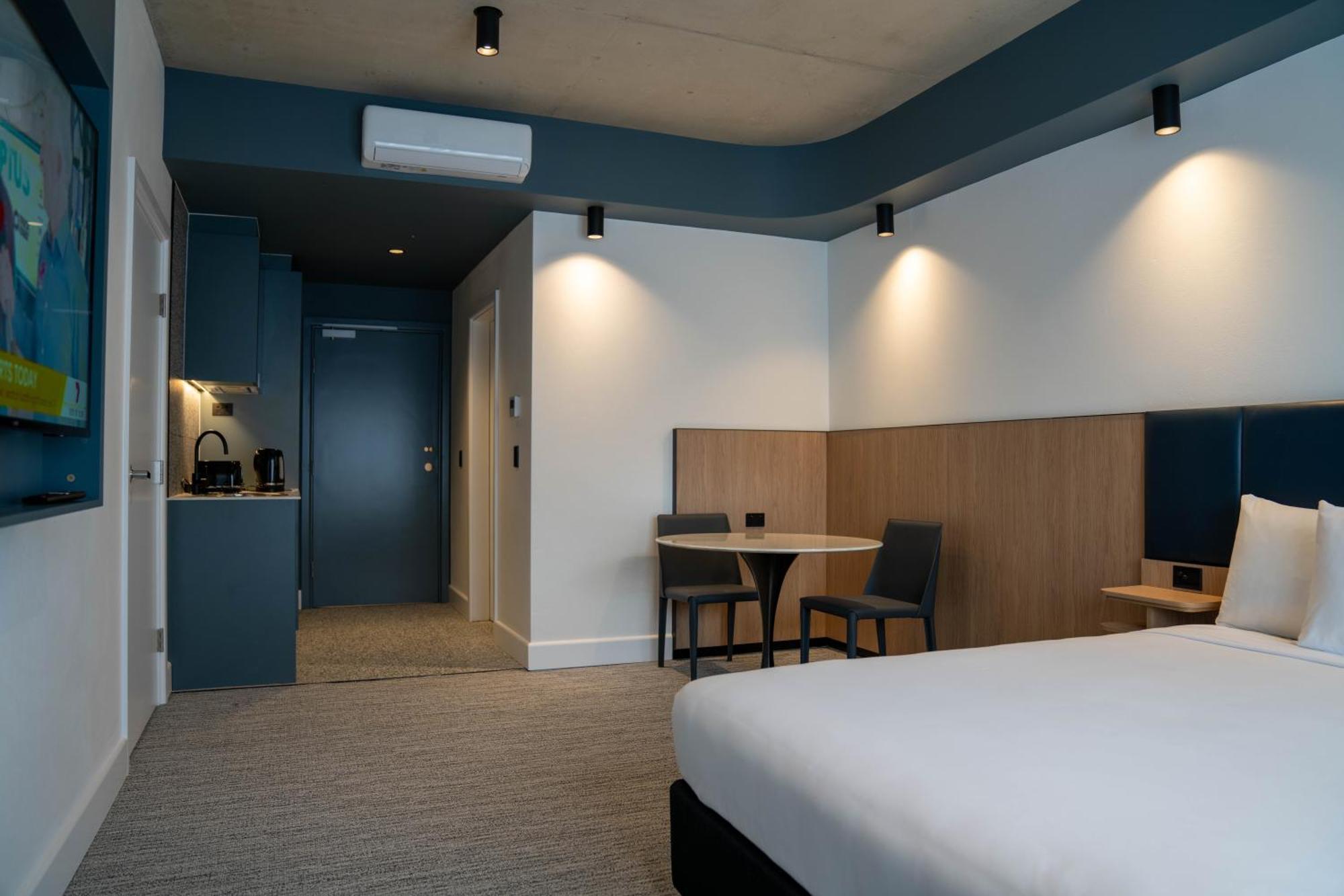 Value Suites Penrith Bagian luar foto