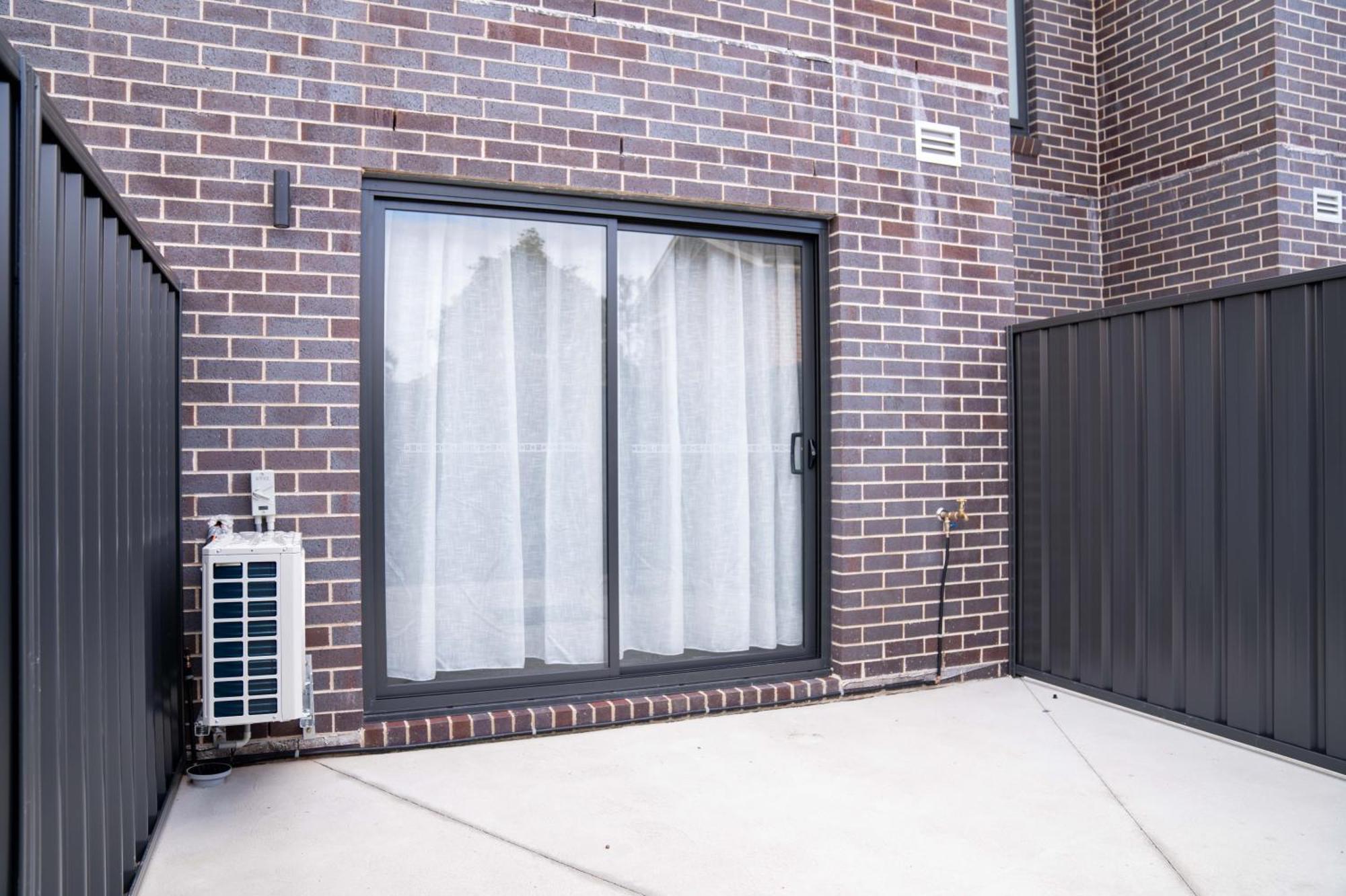 Value Suites Penrith Bagian luar foto
