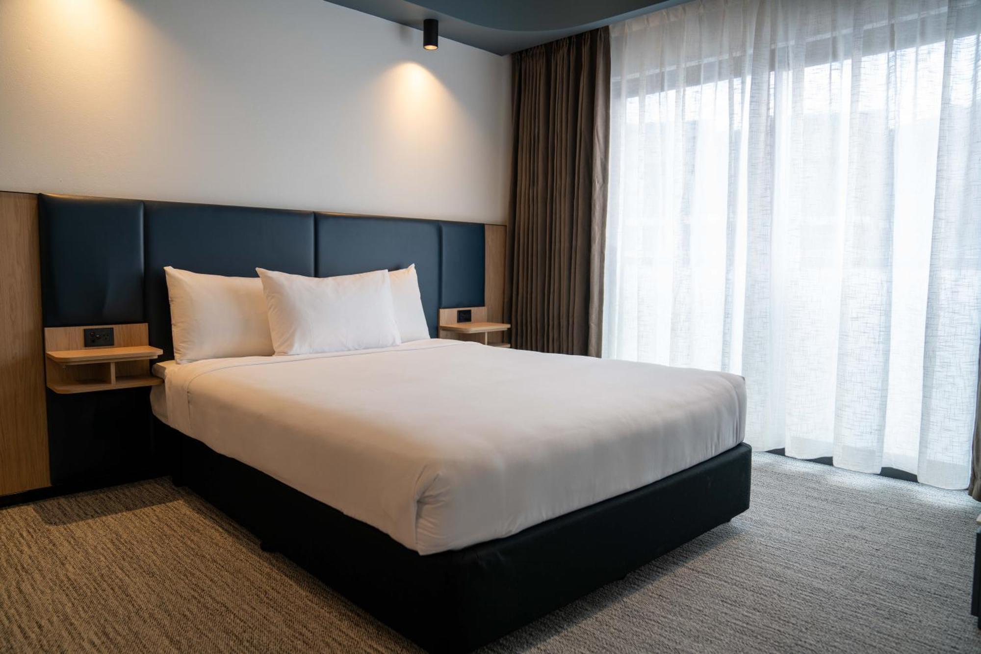 Value Suites Penrith Bagian luar foto