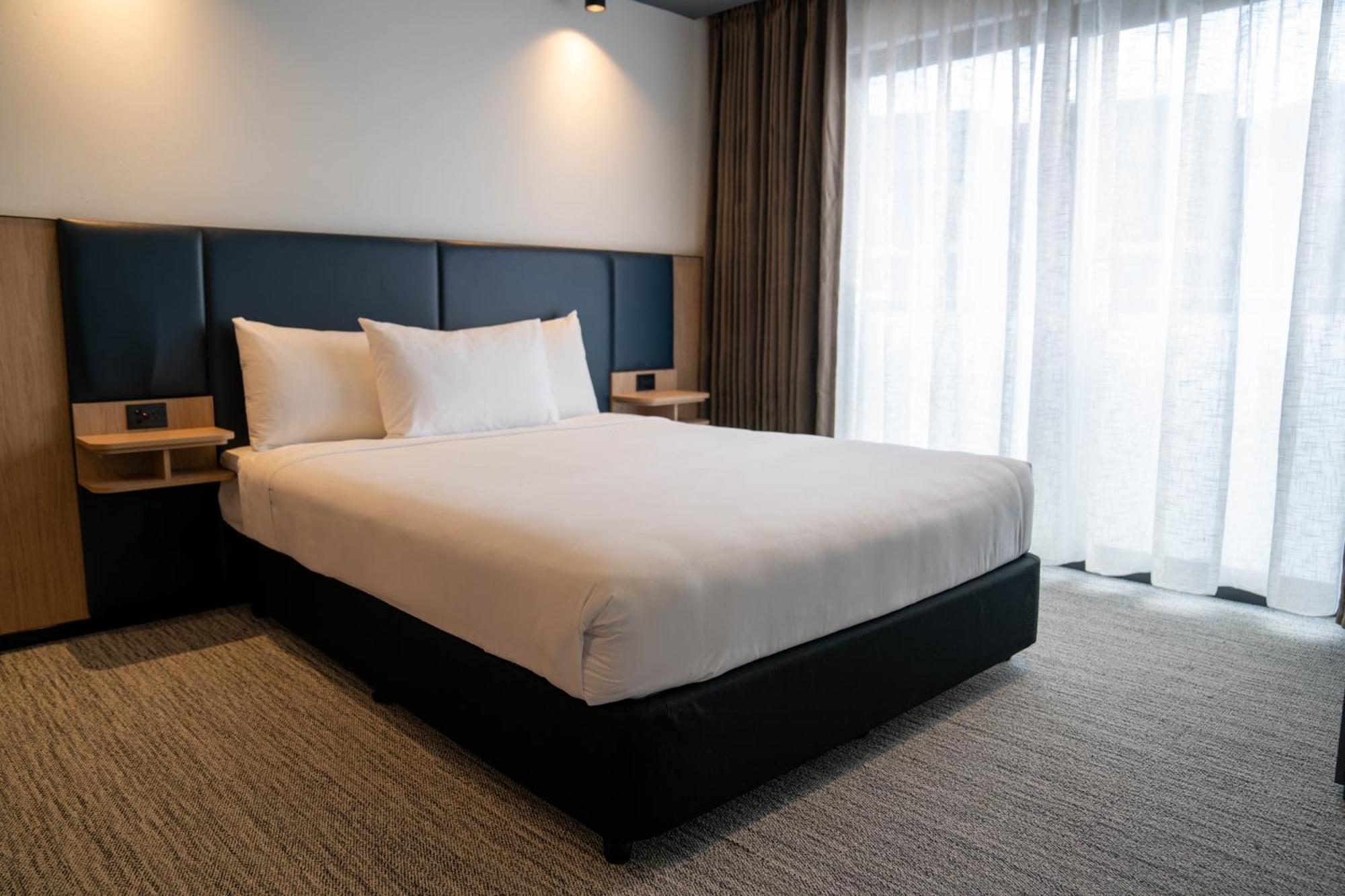 Value Suites Penrith Bagian luar foto