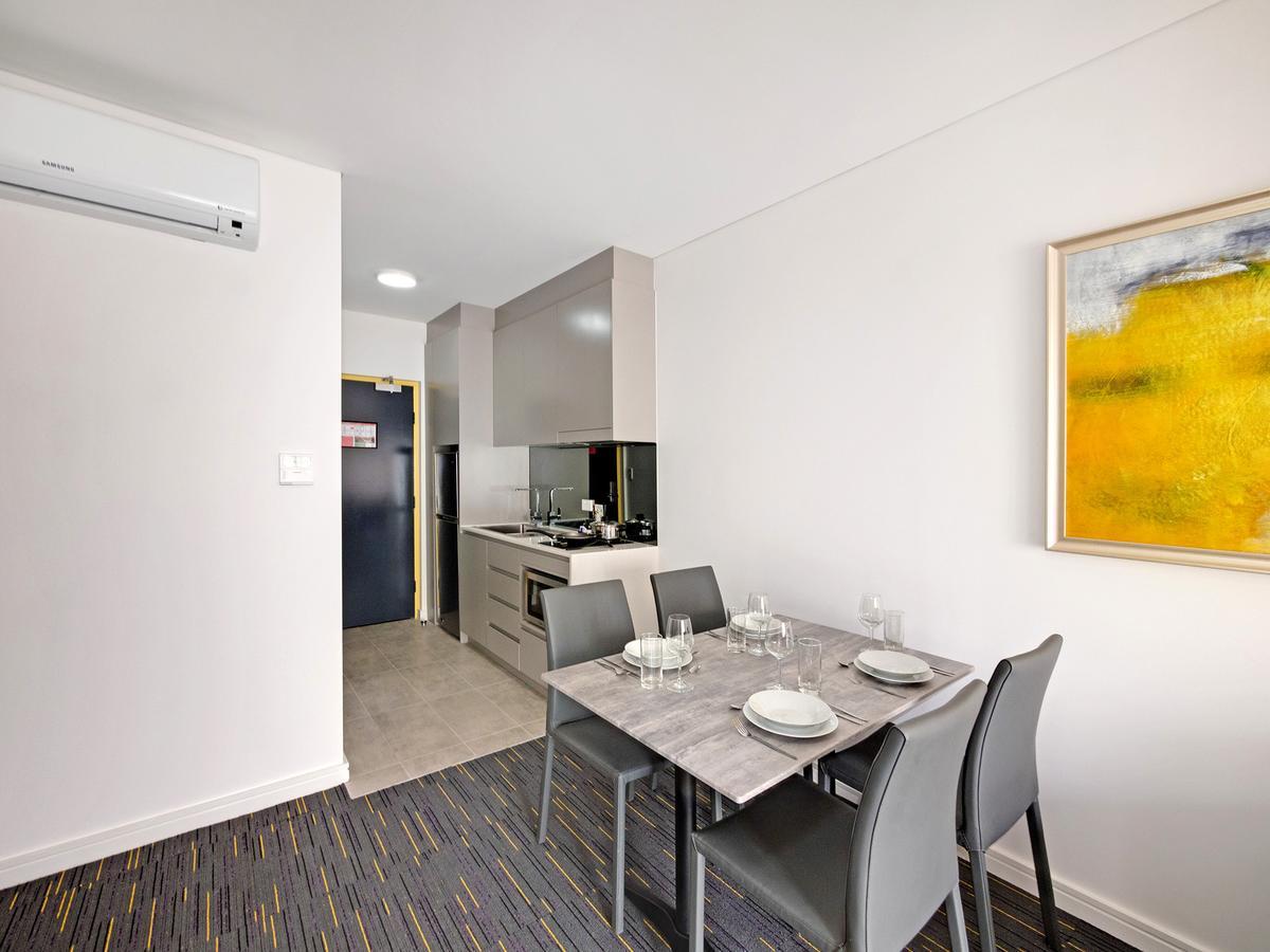 Value Suites Penrith Bagian luar foto