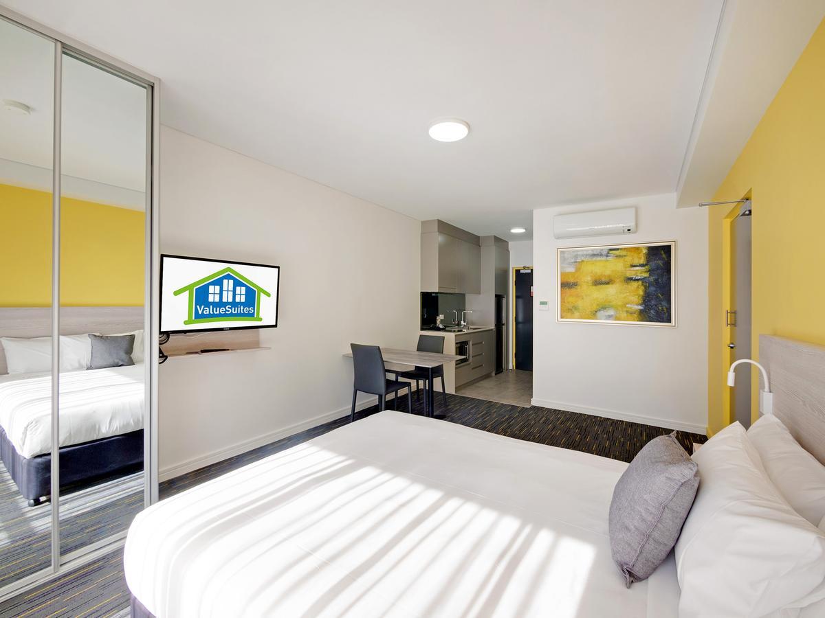 Value Suites Penrith Bagian luar foto