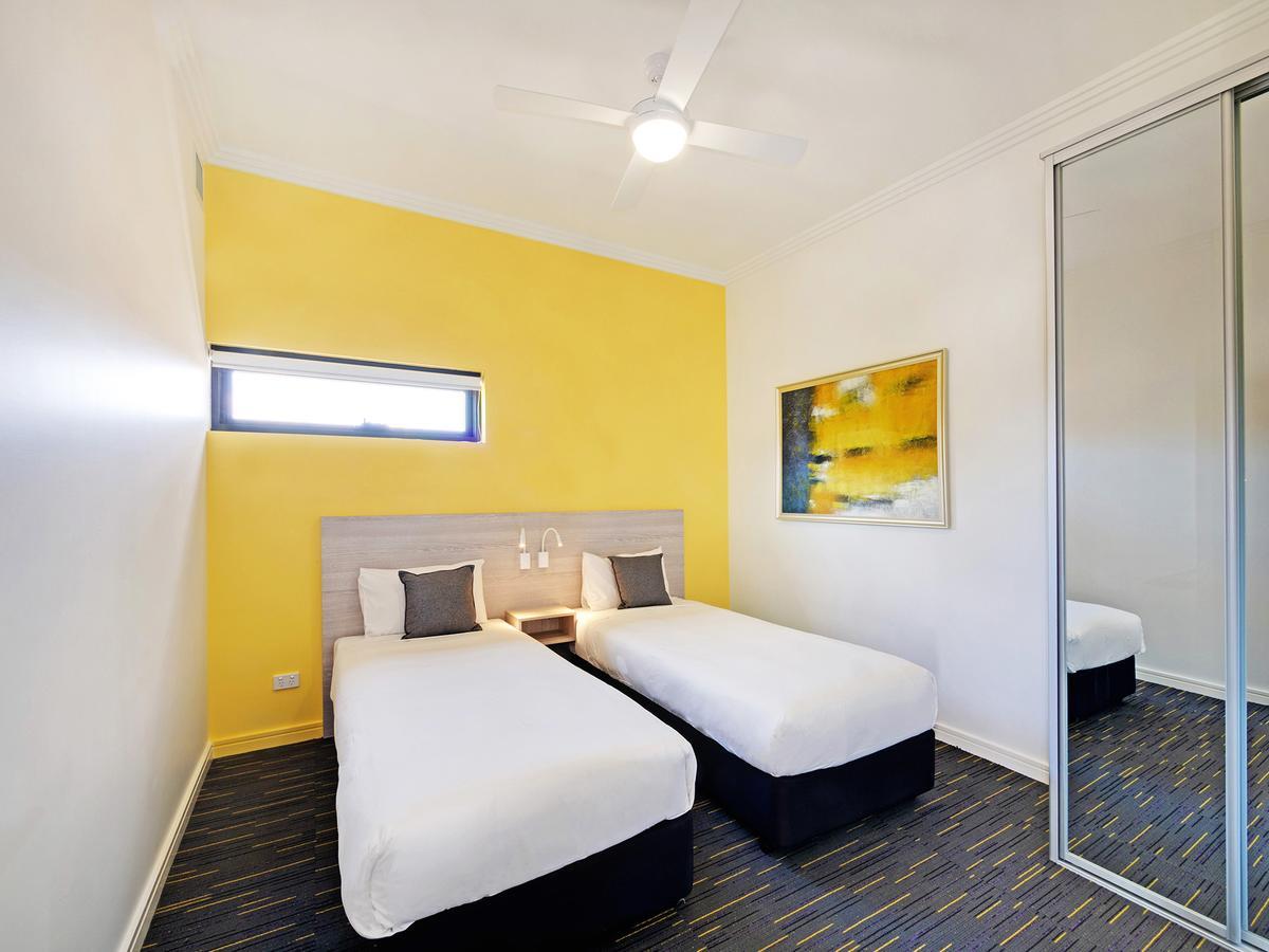 Value Suites Penrith Bagian luar foto