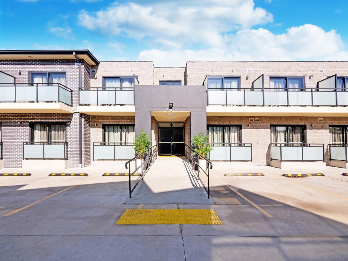 Value Suites Penrith Bagian luar foto