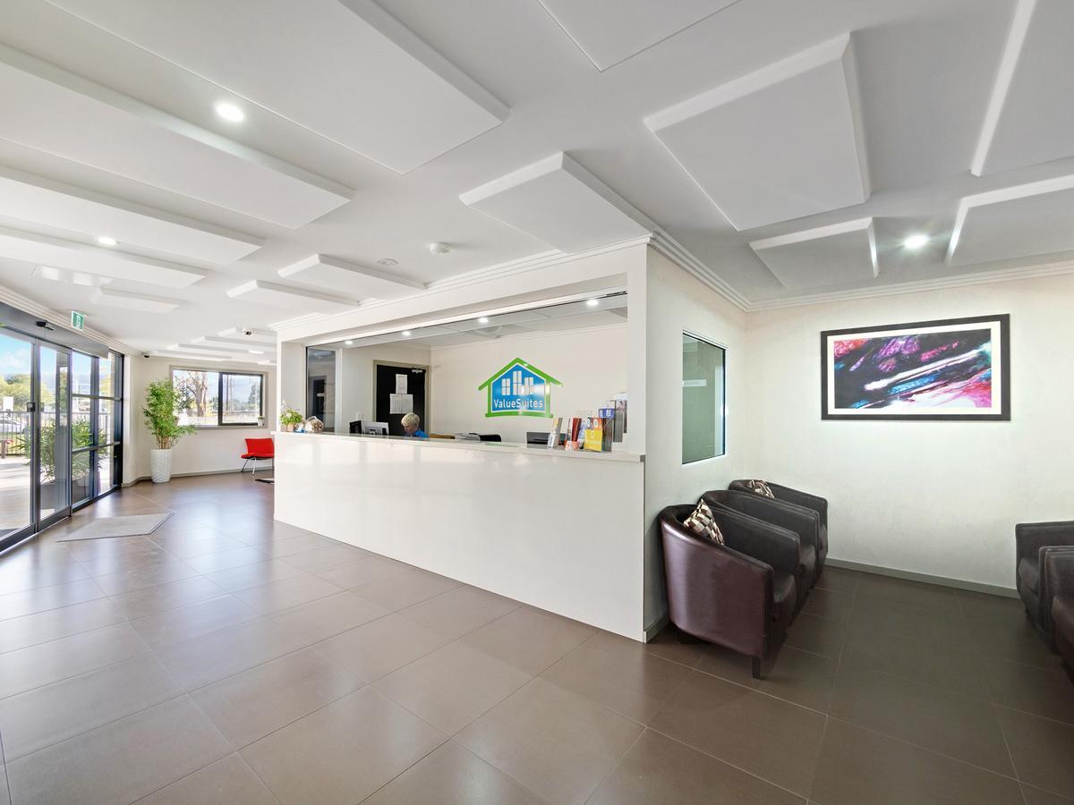Value Suites Penrith Bagian luar foto
