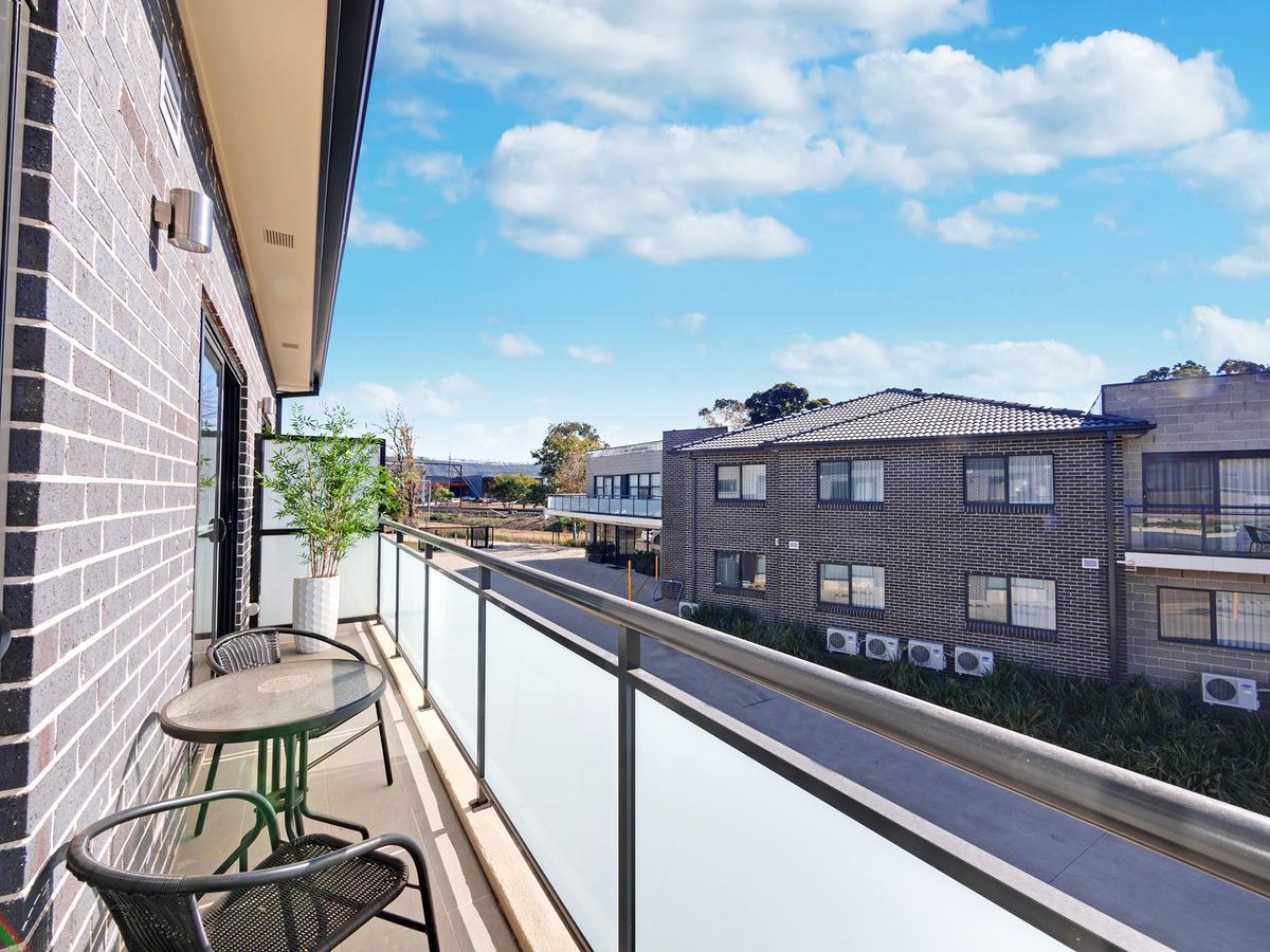 Value Suites Penrith Bagian luar foto