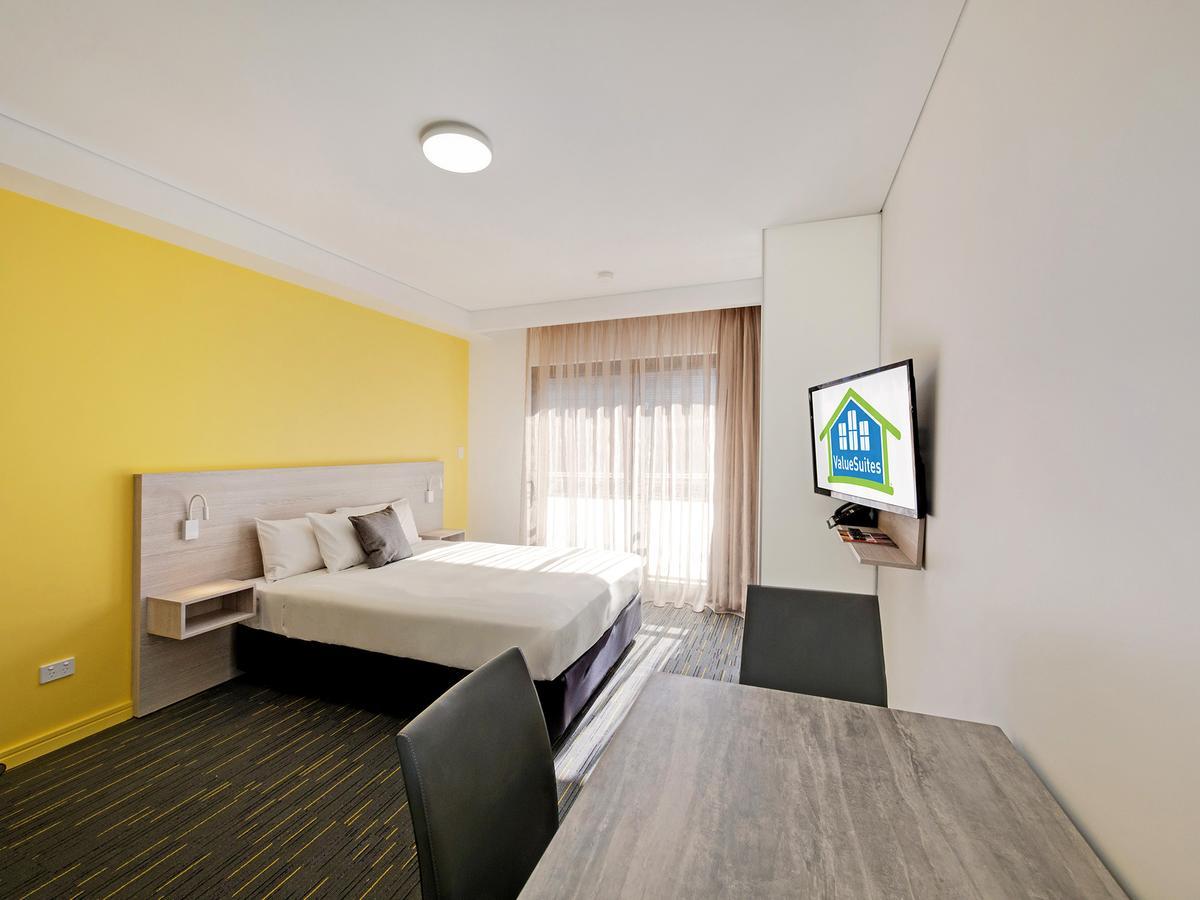 Value Suites Penrith Bagian luar foto
