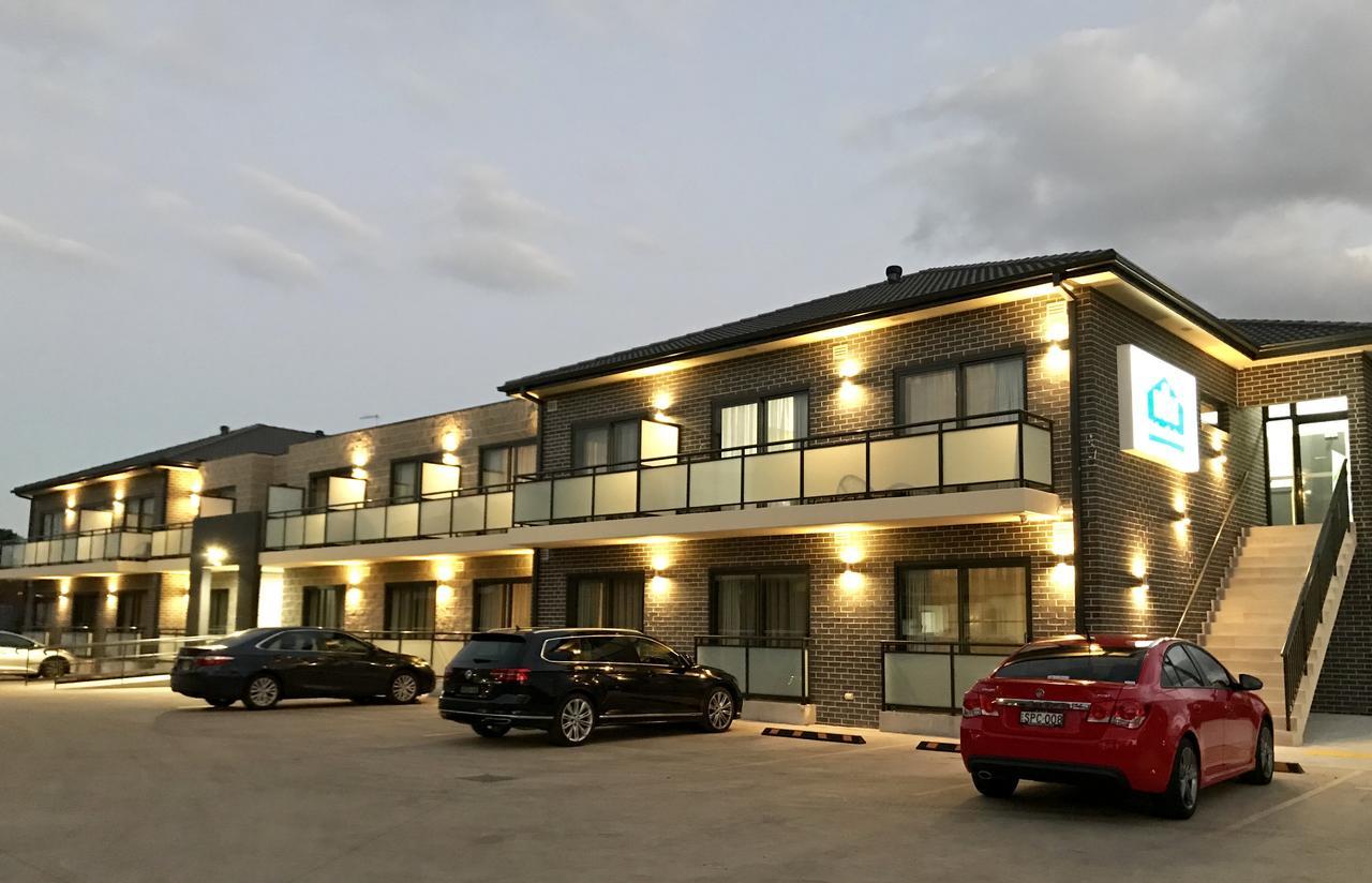 Value Suites Penrith Bagian luar foto