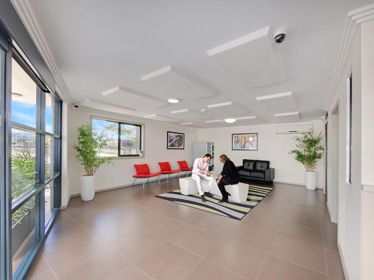 Value Suites Penrith Bagian luar foto