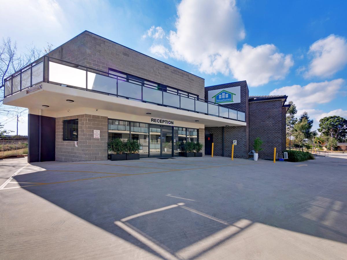 Value Suites Penrith Bagian luar foto
