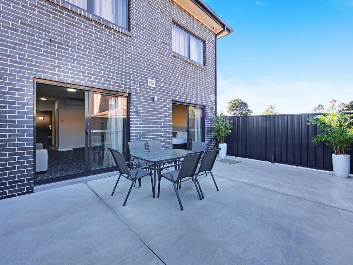 Value Suites Penrith Bagian luar foto