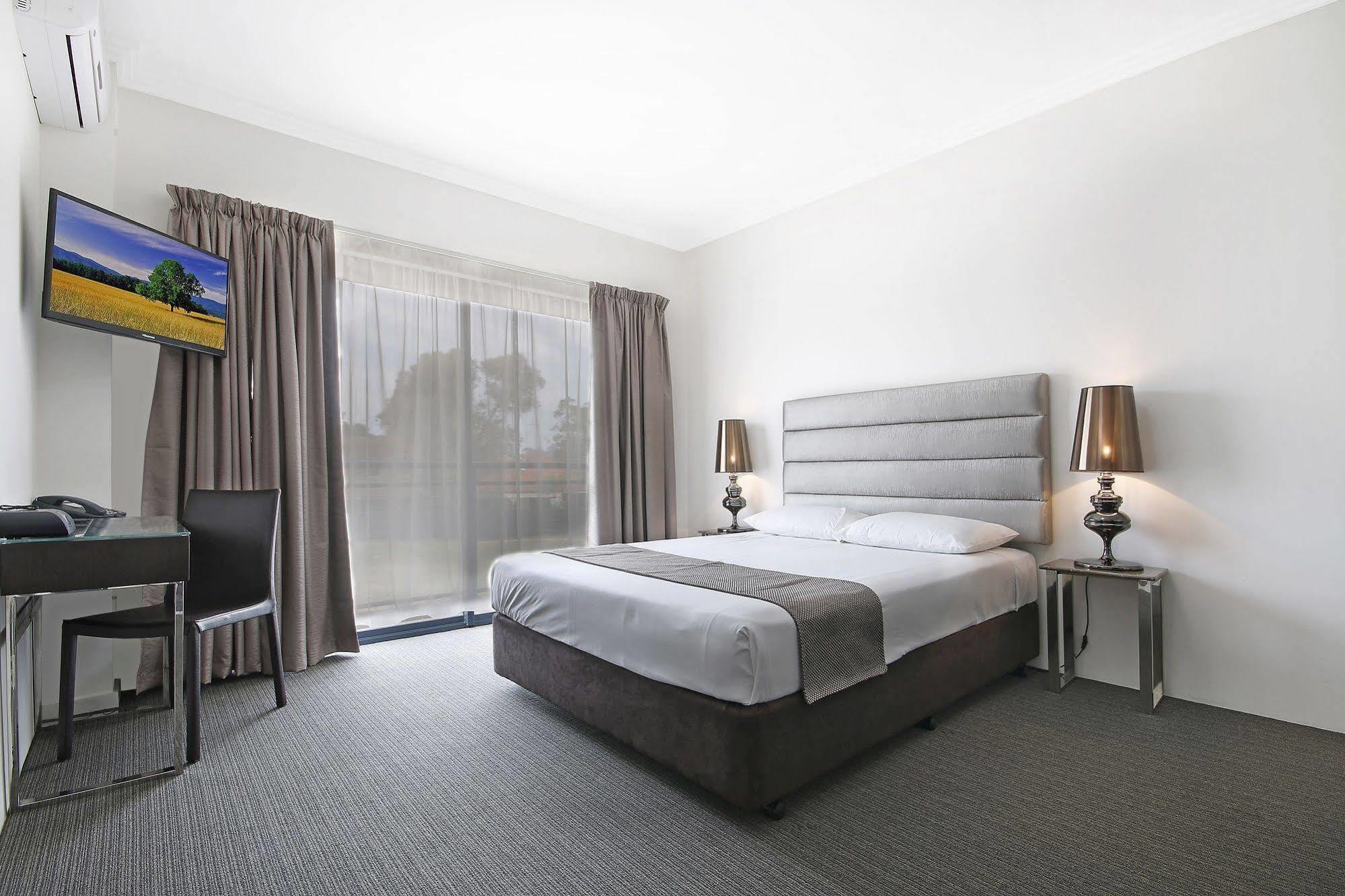 Value Suites Penrith Bagian luar foto