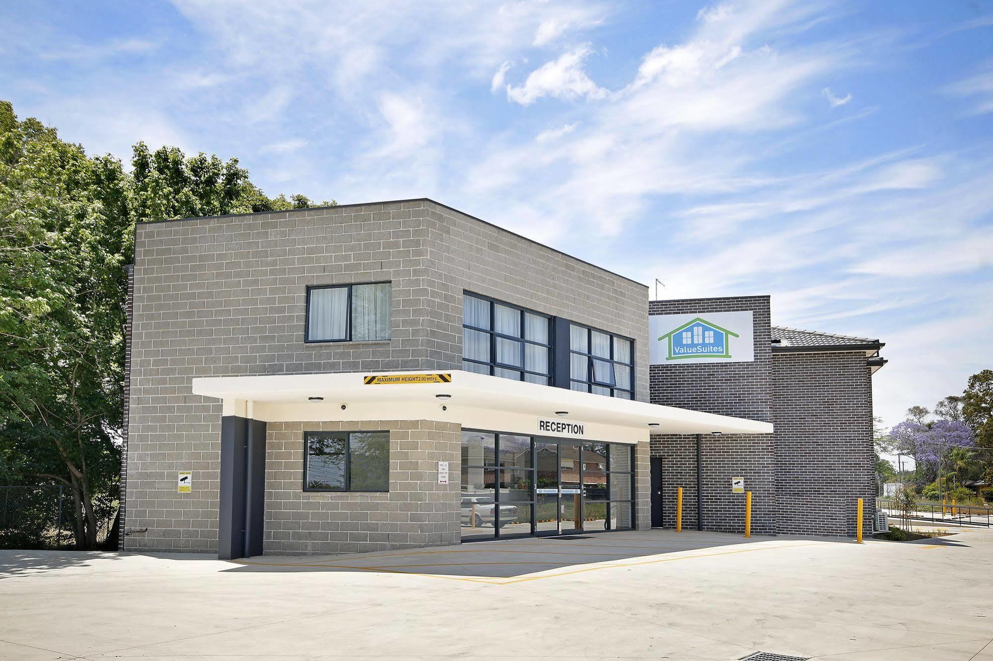Value Suites Penrith Bagian luar foto