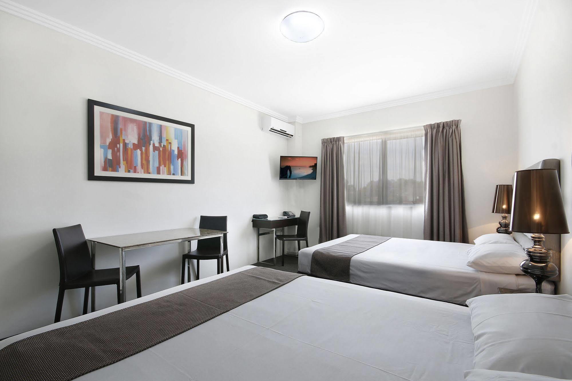 Value Suites Penrith Bagian luar foto