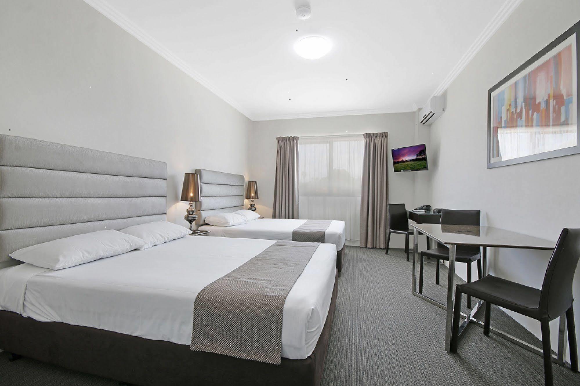 Value Suites Penrith Bagian luar foto